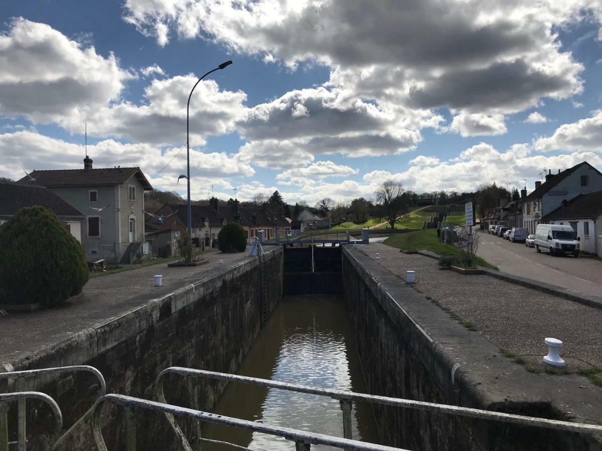 Les Lodges Du Canal Vue Sur Le Canal Rogny Eksteriør bilde